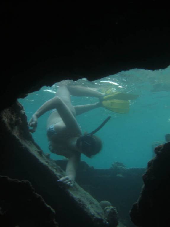 Explorando barco afundado em uma das ilhas de San Blás, na costa do Panamá